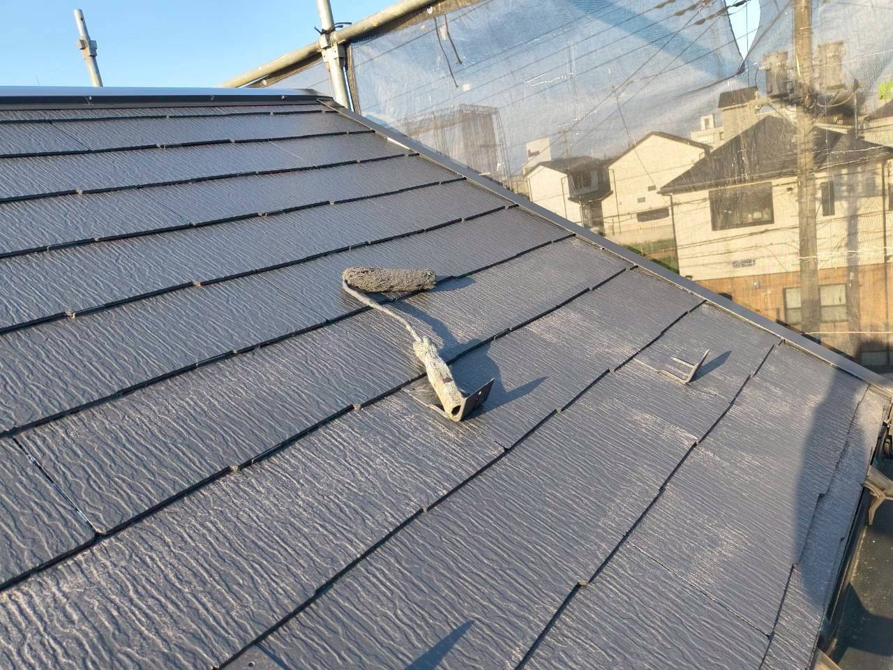 黒い塗料で上塗り仕上げ中